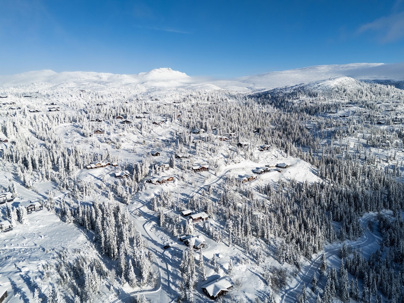Hytta er plassert i åpent terreng med fin utsikt, og flotte solforhold. Galleribilde