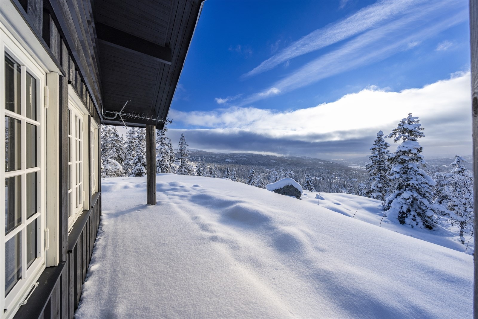 Her kan man sitte godt i solveggen, mens man nyter den flotte utsikten. Galleribilde