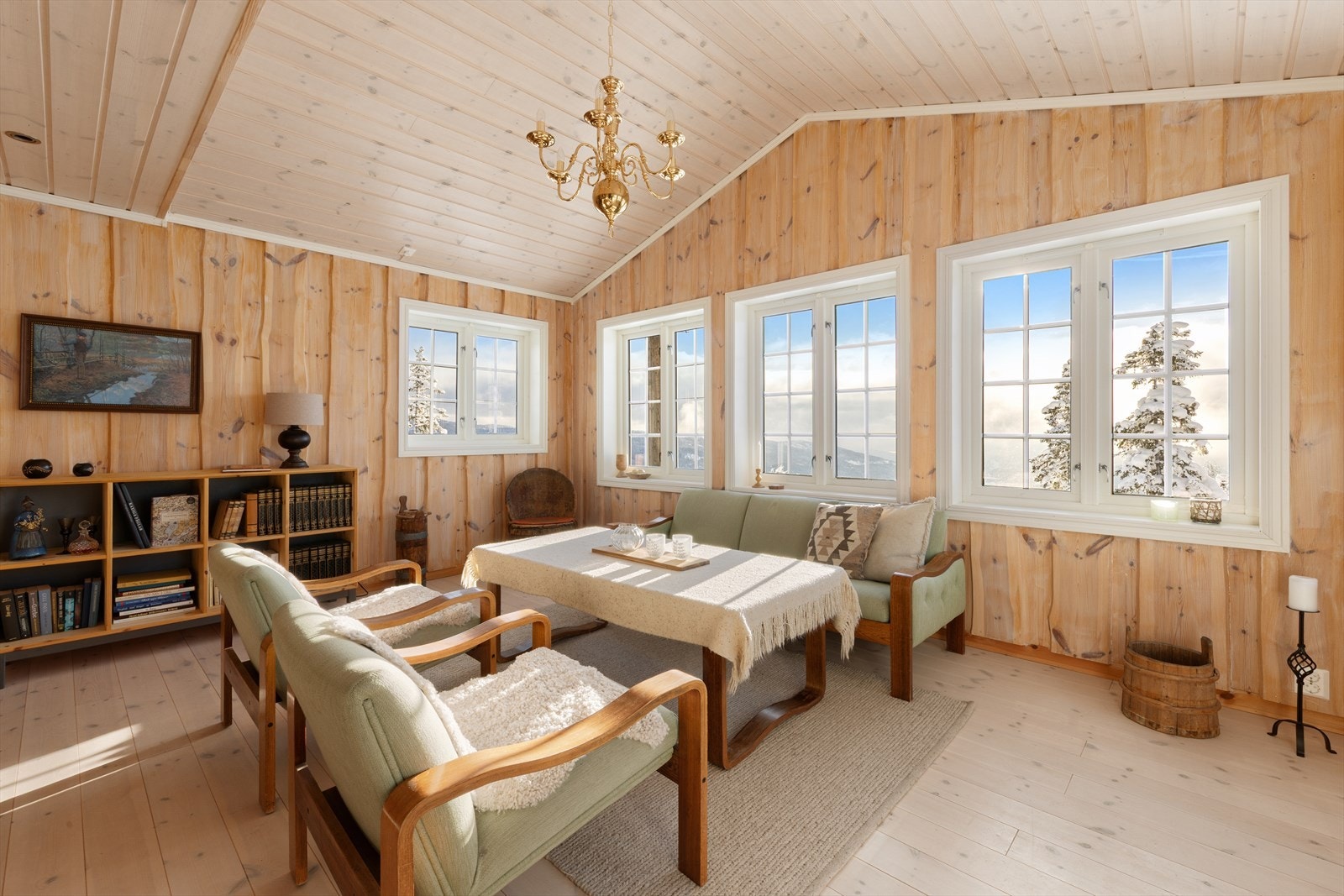 Stuen er romslig, og åpner opp for ulike møbleringsalternativer som f.eks. en stor og komfortabel sofakrok, underholdningsavdeling og lenestoler, der en kan sitte å nyte en god bok. Galleribilde