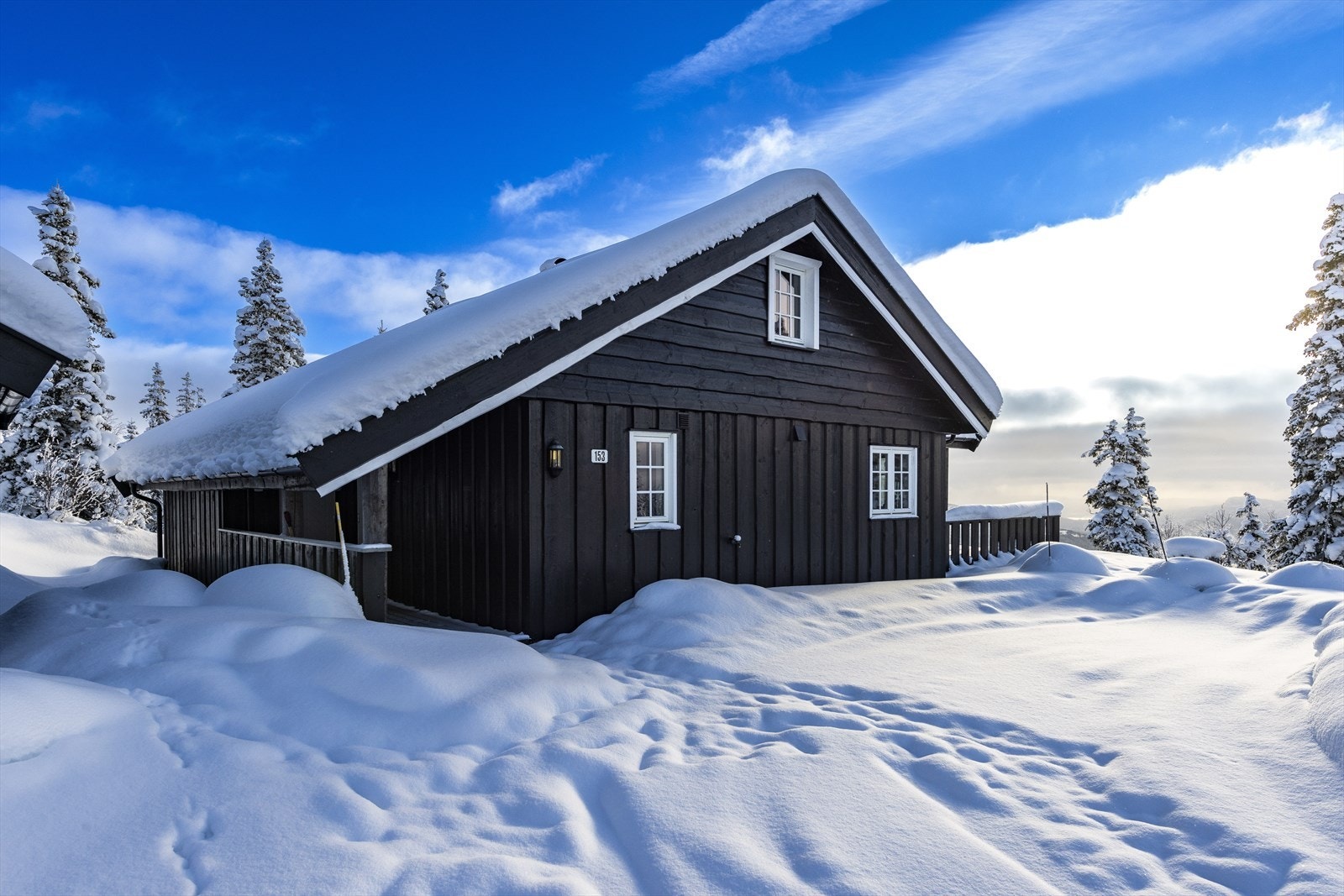 Man ankommer hytten via et takoverbygget inngangsparti. Galleribilde