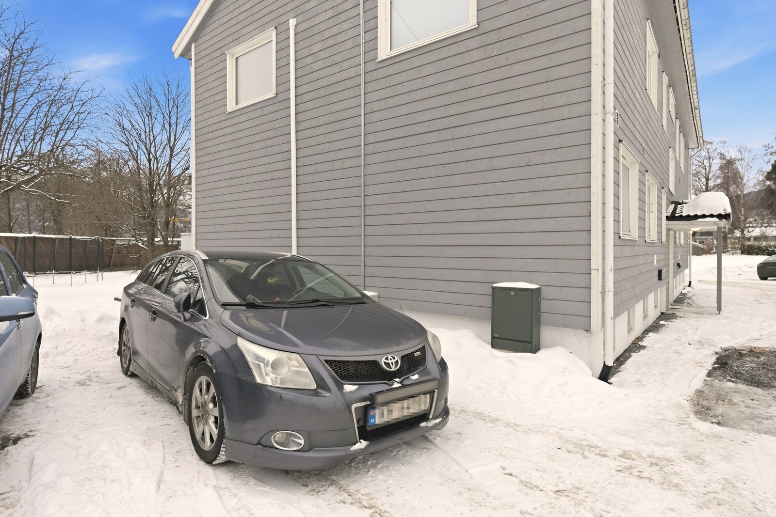 Leiligheten disponerer i dag 2 parkeringsplasser, men det kan ikke gis noen garanti for dette forholdet i all fremtid Galleribilde