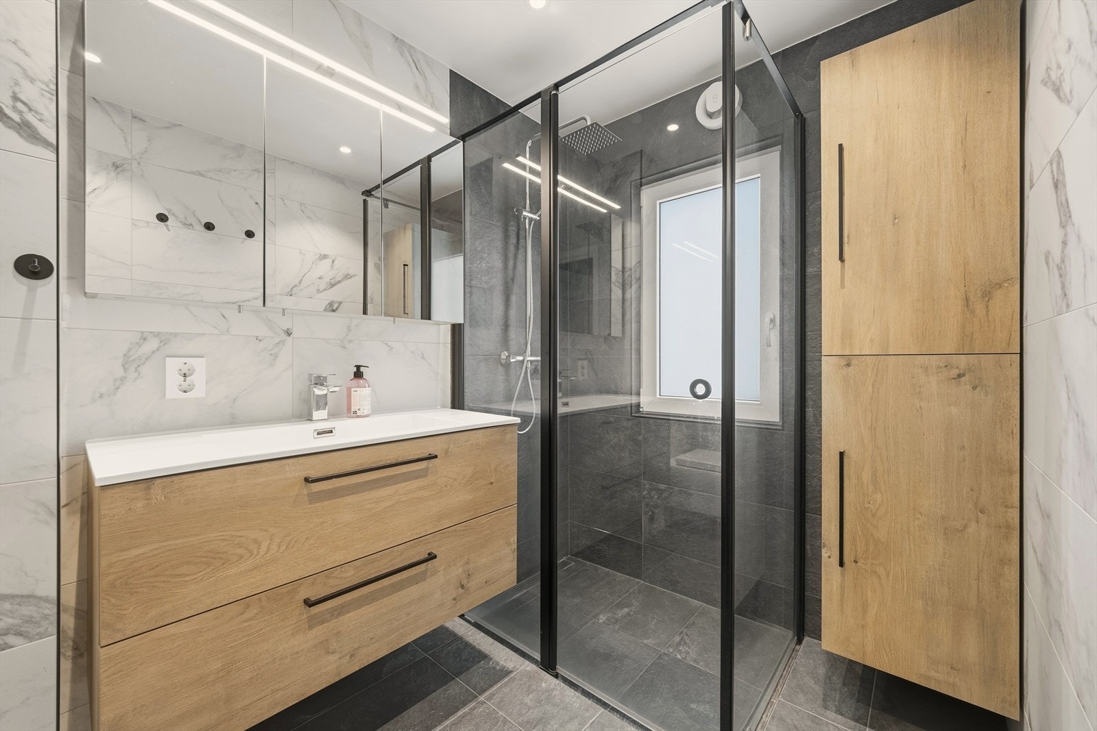 Badet består av flislagte overflater og varmekabler i gulv Galleribilde