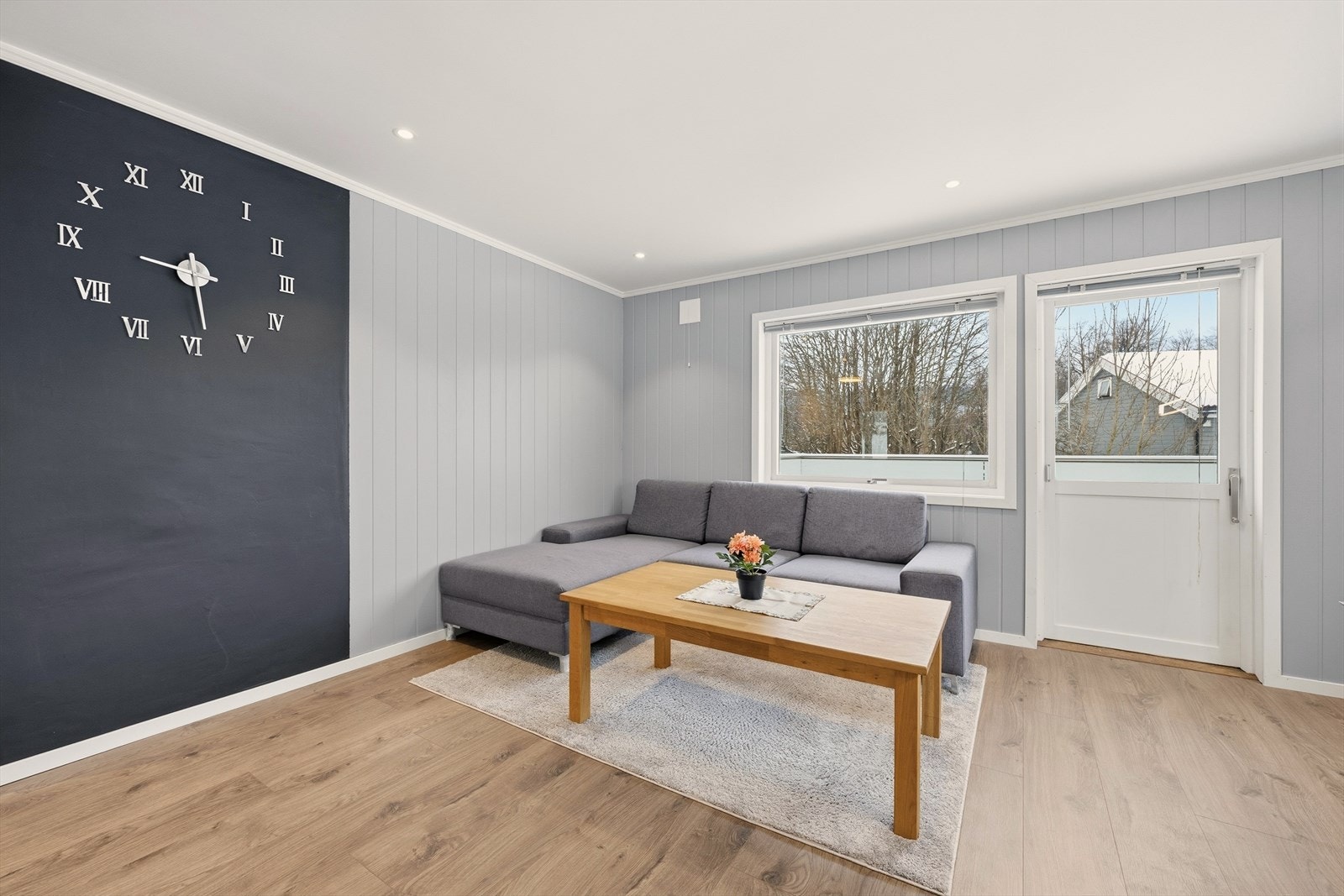 Stuen er oppgradert med nytt gulv, vegger, og etterisolering Galleribilde