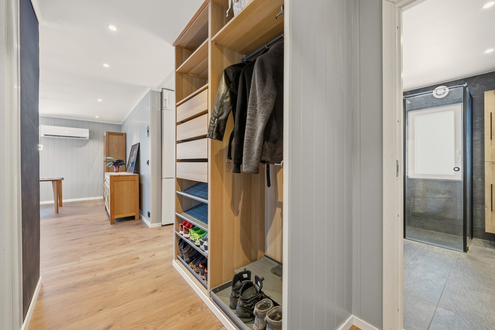 Lys og innbydende entré med garderobeskap Galleribilde