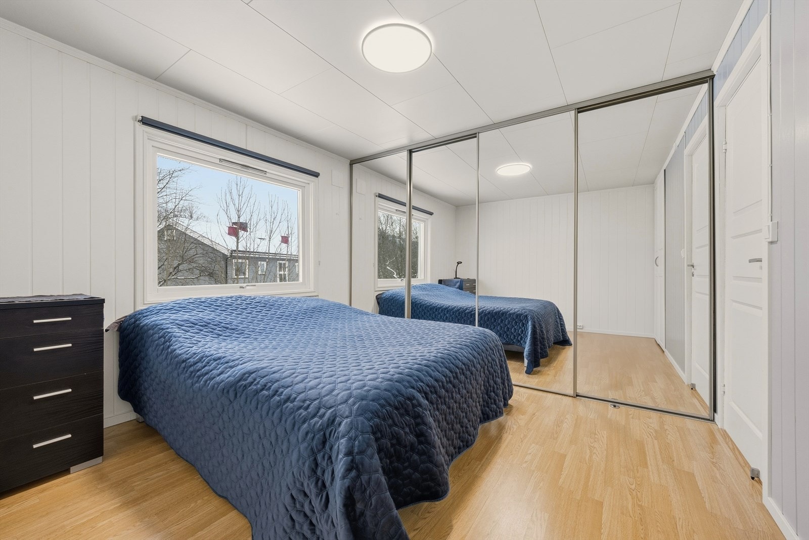 Romslig hovedsoverom med skyvedørsgarderobe Galleribilde