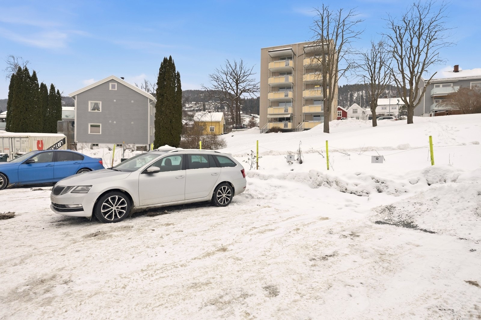 Alle leilighetene i sameiet disponerer 1 parkeringsplass på sameiets tomt Galleribilde