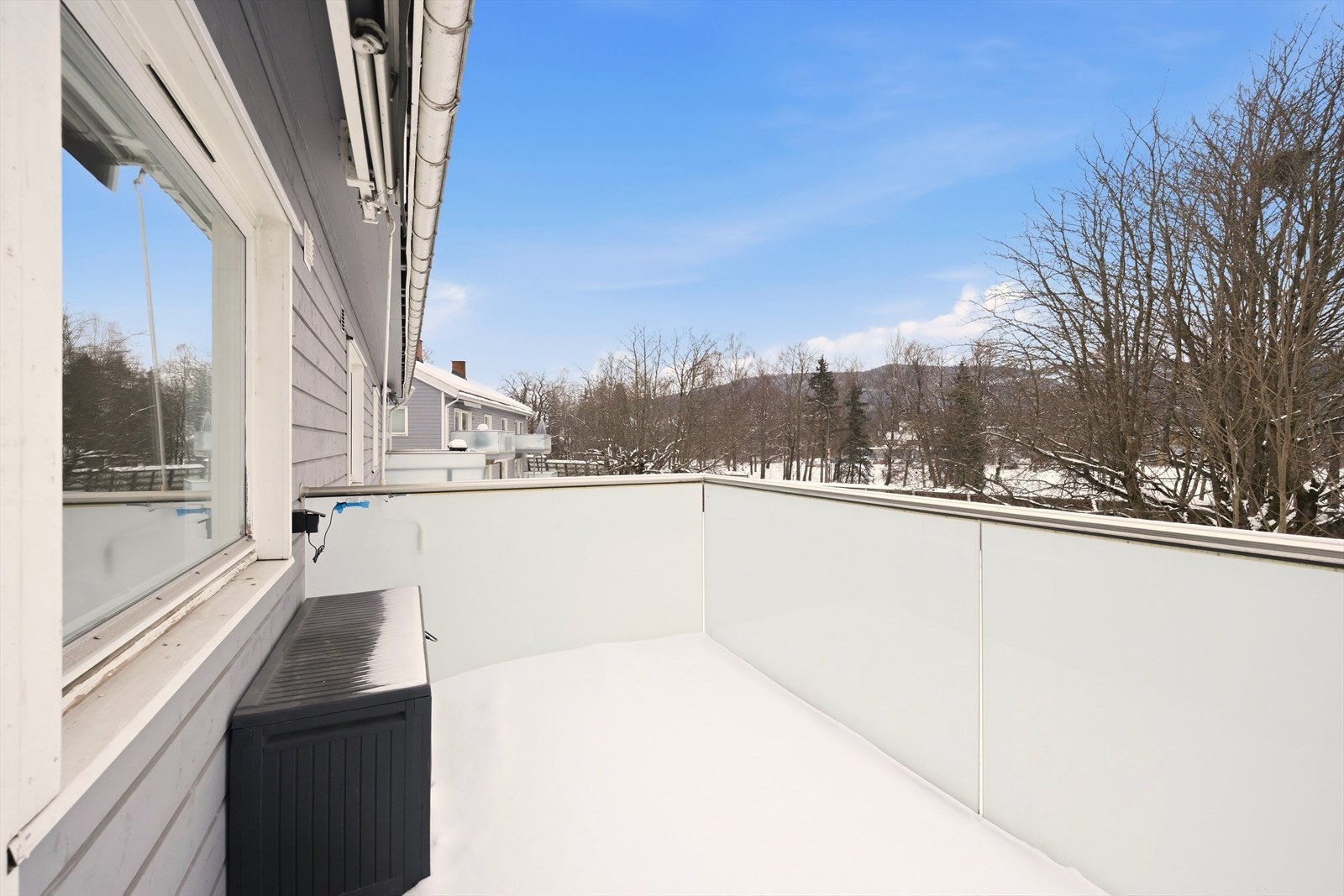 Solrik balkong med hyggelig utsikt Galleribilde