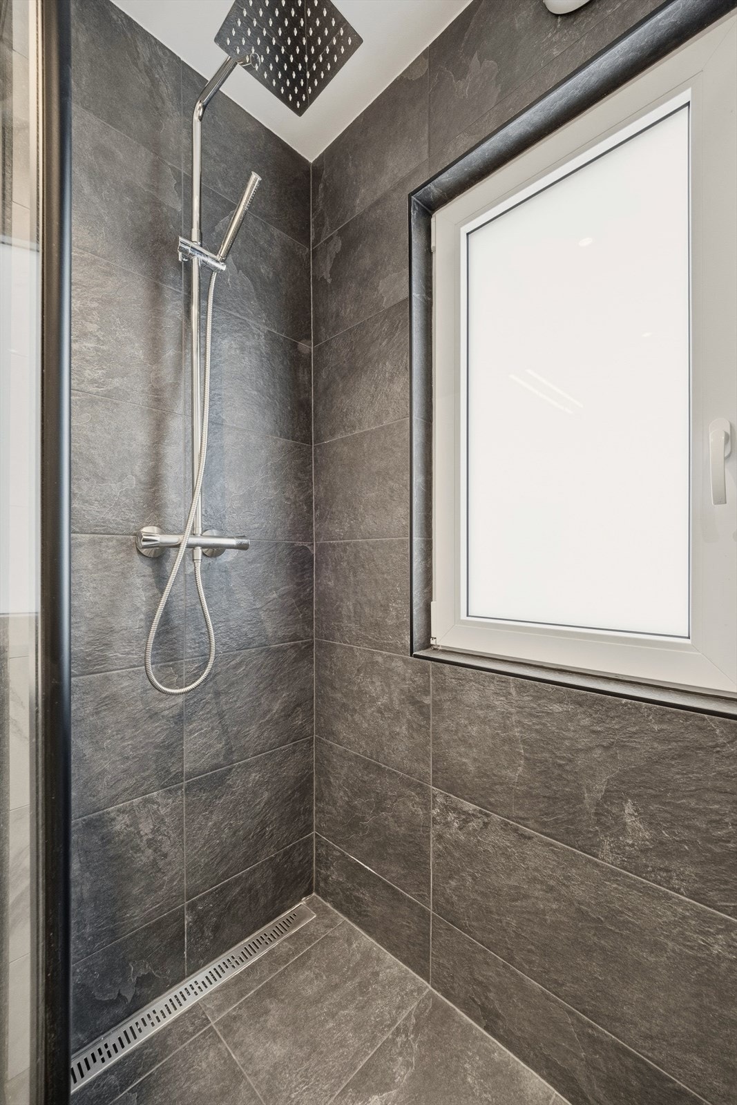 Romslig dusjnisje med regndusj Galleribilde