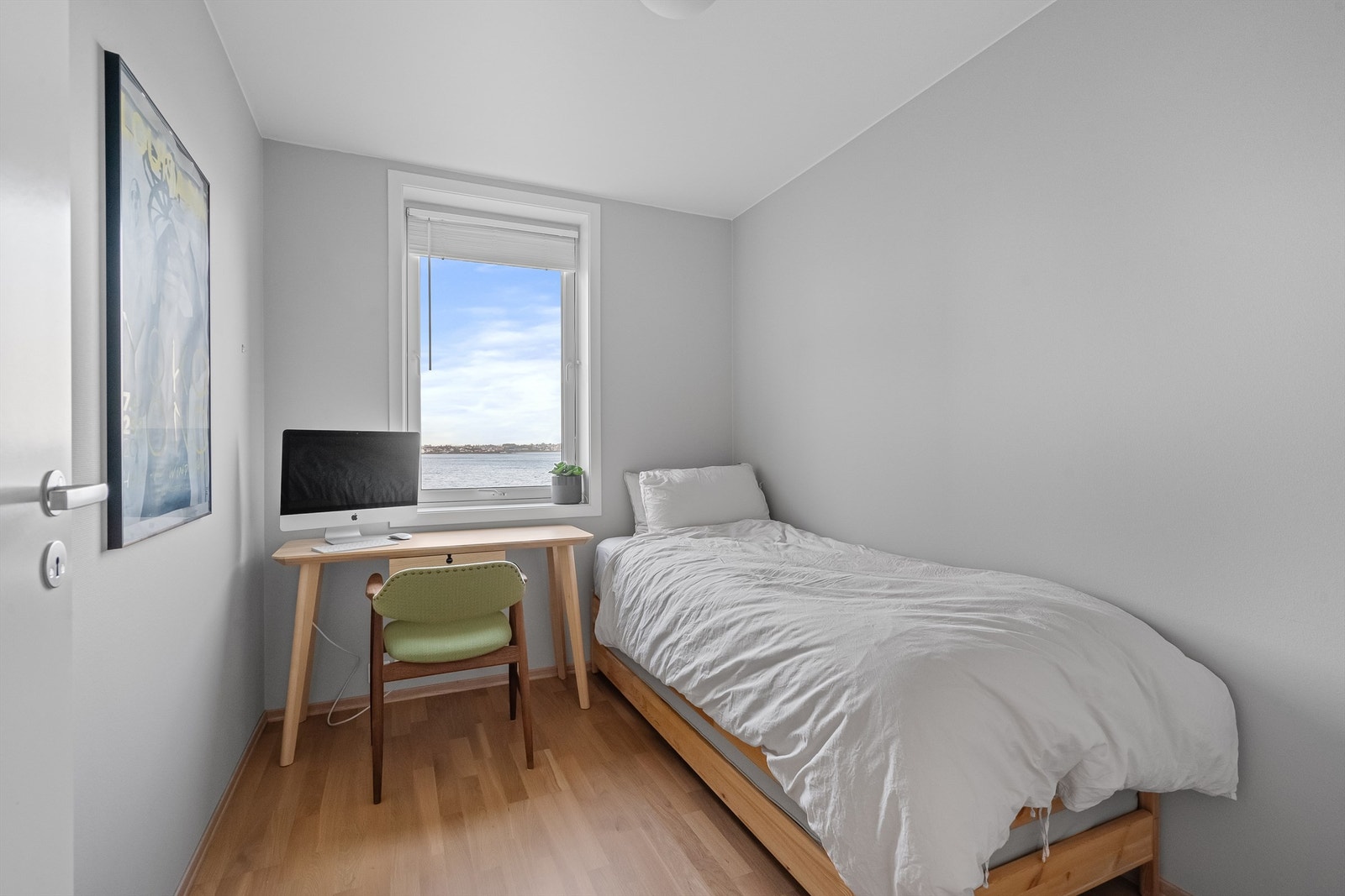 Soverom I med plass til stor seng og nattbord. Vegger malt i en dus og fin farge, parkett på gulv. Nydelig sjøutsikt. Galleribilde