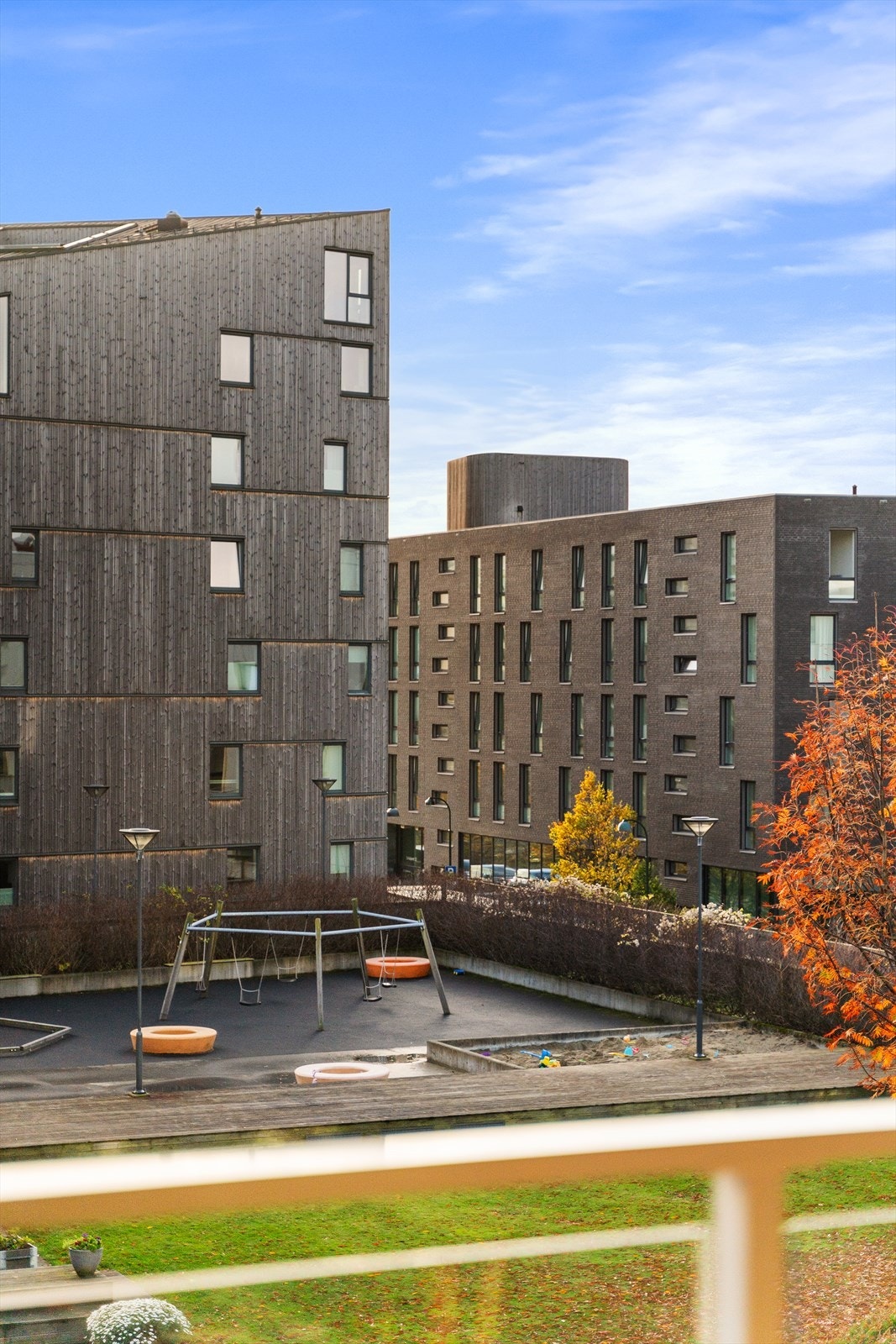 Leiligheten er gjennomgående og har utsikt både mot sjø og mot atrium. Galleribilde