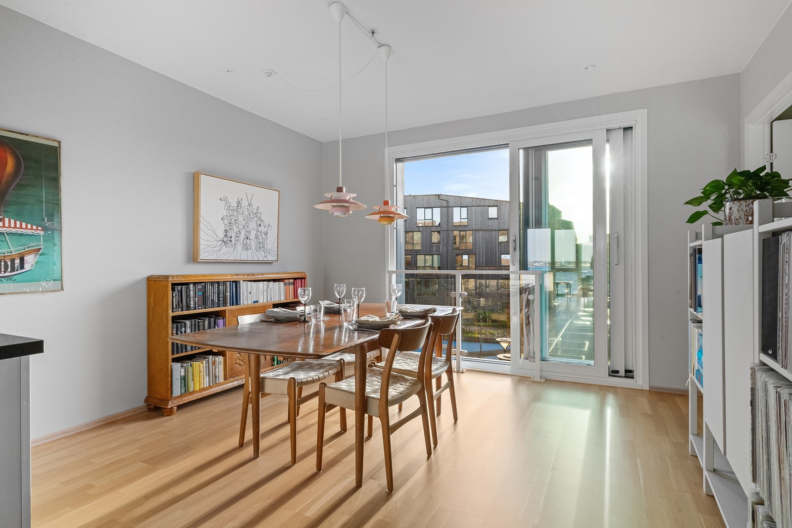 Det er fransk balkongløsning mot atrium, og skyvedør man kan trekke forbi. Galleribilde