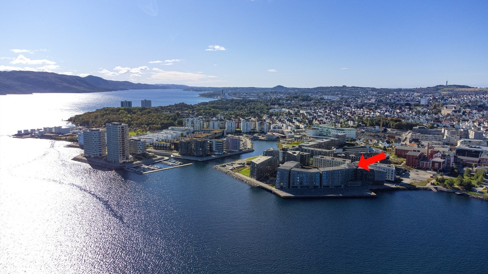 Plassert i byggets 3. etasje mot sjøsiden og helt i front, så får nydelig utsikt hele døgnet. Galleribilde