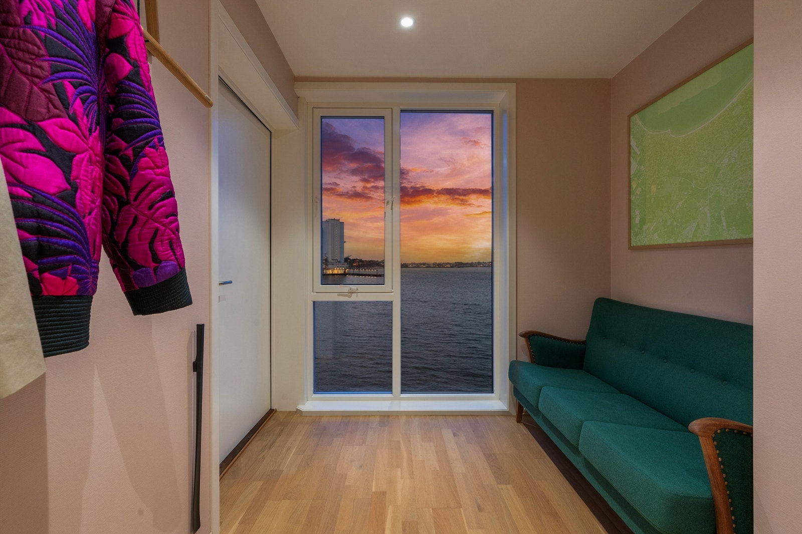 Entré med utsikt. Dersom man ønsker å sette inn garderobeskap har man god plass til det. Galleribilde