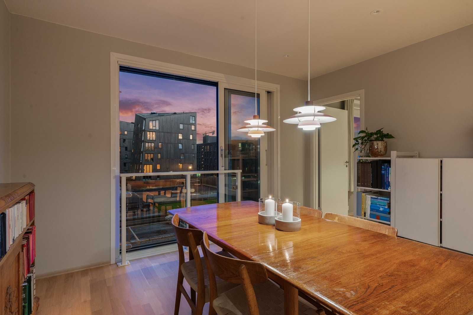 Franske balkong med skyvedører som kan åpnes. Soverom II ligger innenfor kjøkkenet. Galleribilde