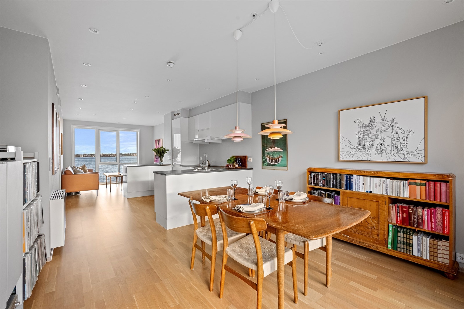 Siriskjeret 25, er en flott leilighet med nydelig sjøutsikt, store vindusflater og åpne flater. Leiligheten er en meget flott selveierleilighet midt i vannkanten. Nyoppført i 2014 og holder en gjennomgående god standard. Her kan en flytte rett inn! Galleribilde