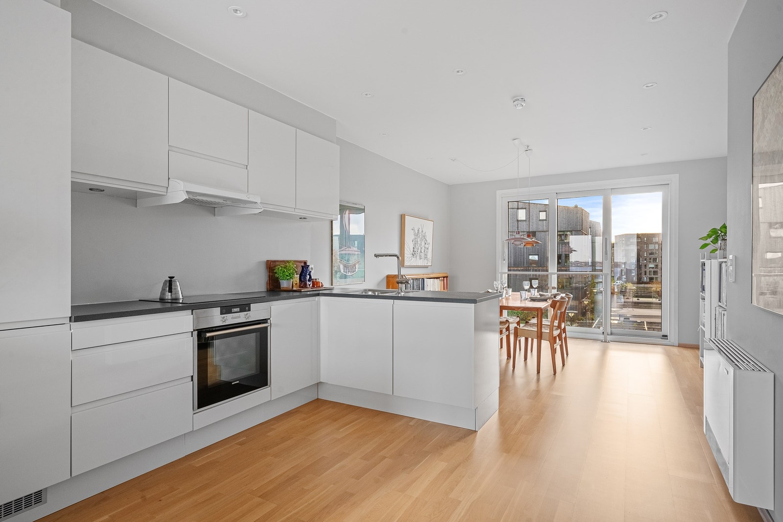 Kjøkkenet er av god størrelse med hesteskoutforming, som deler av mot salong og spisebord.
Vindu fra tak til gulv i begge ender av rommet gir meget gode lysforhold, og lar deg nyte flott sjøutsikt og utsikt mot fjellene samt mot atrium. Galleribilde