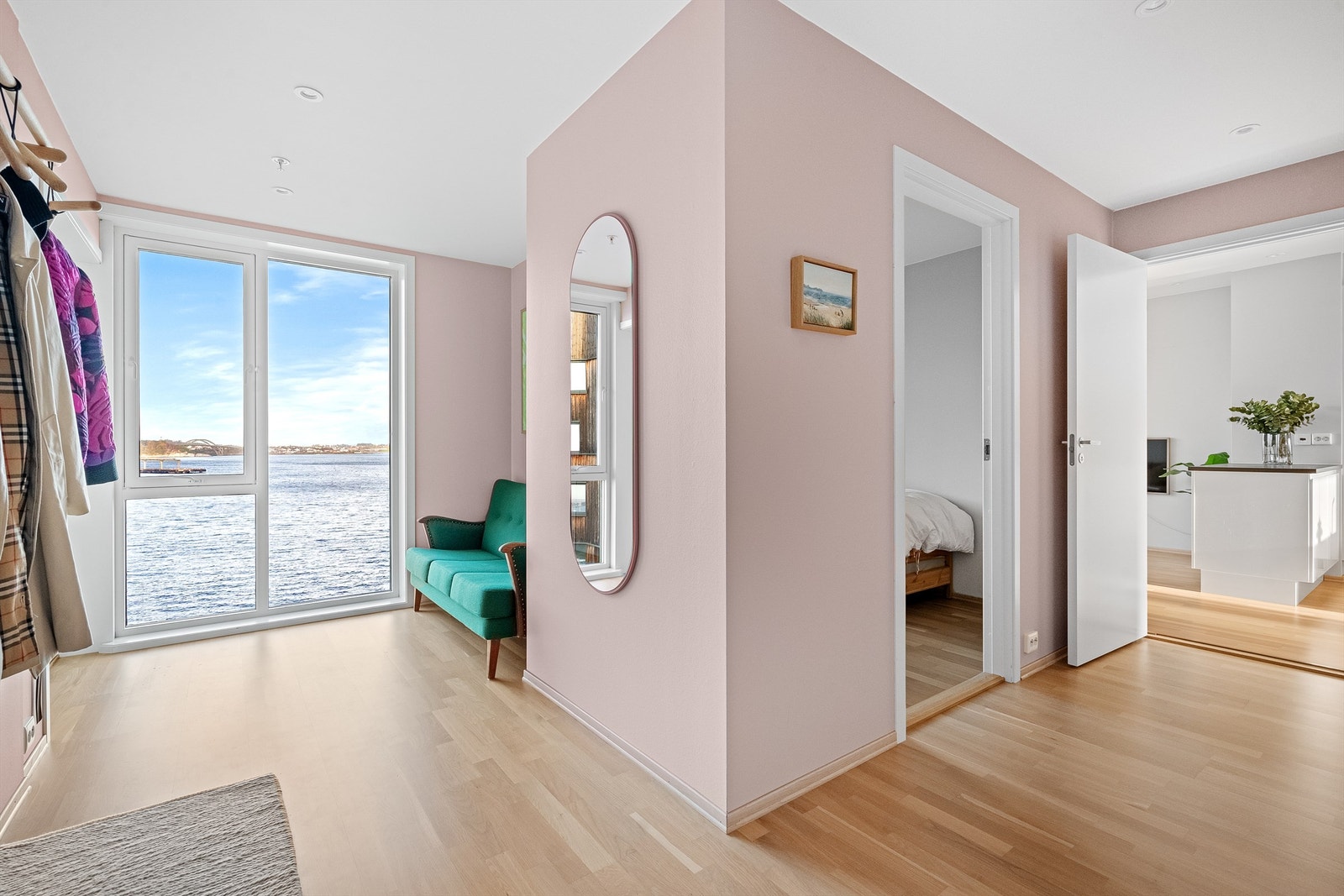 Romslig entré hvor det er god plass til å henge av yttertøy. Ved entré ligger alle soverom I, innvendig bod og bad. Galleribilde