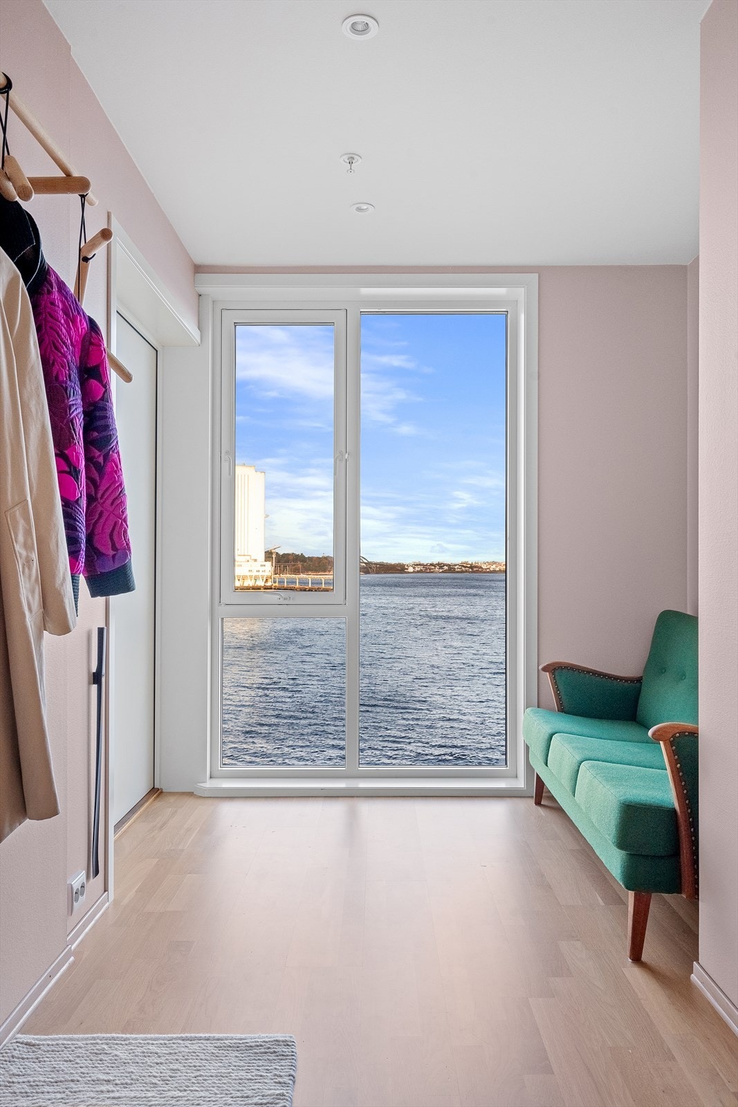 Sjøutsikt fra første steg man tar inn i leiligheten. Galleribilde
