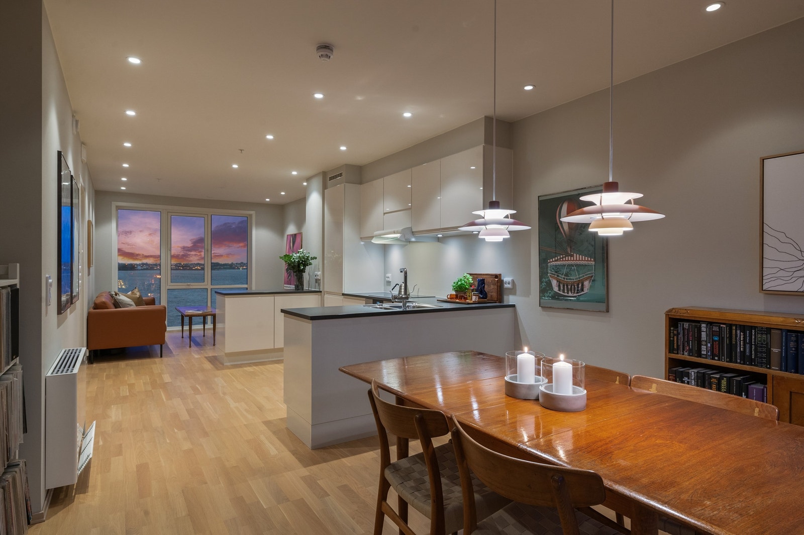 Det er en sosial og trivelig løsning med kjøkken og stue. Galleribilde