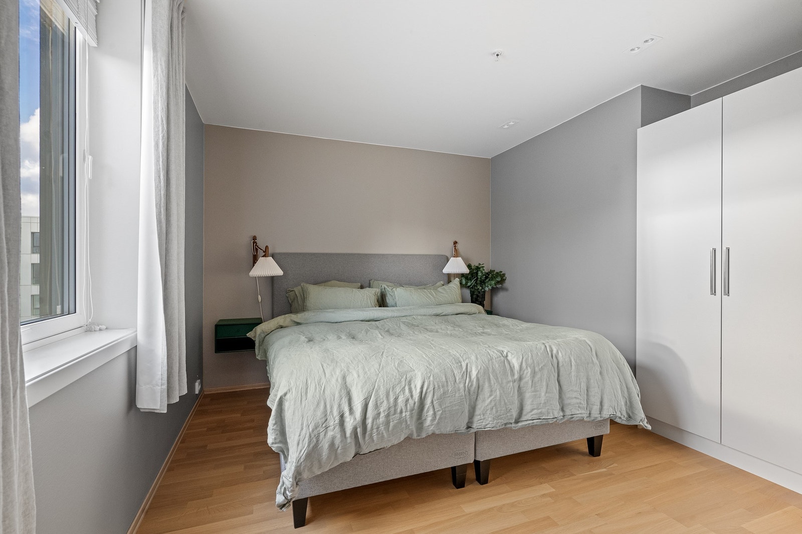 Soverom II stort og romslig med plass til stor seng og nattbord. Det er garderobeskap med oppbevaringsplass som medfølger. Galleribilde