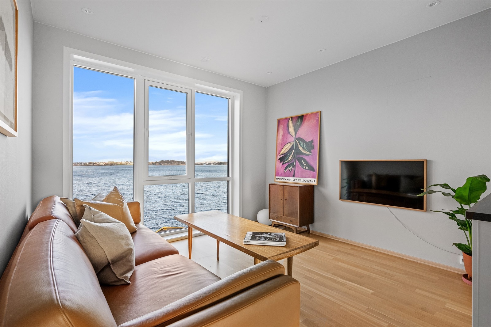 Det er enkelt å møblere både med salong og spisebord i leiligheten. Galleribilde