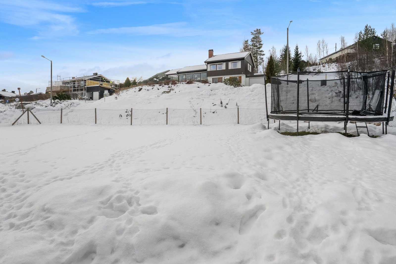 Hagen er enkelt opparbeidet med plen og enkelte prydbusker, samt en avgrenset del innrammet av flettverksgjerde. Galleribilde