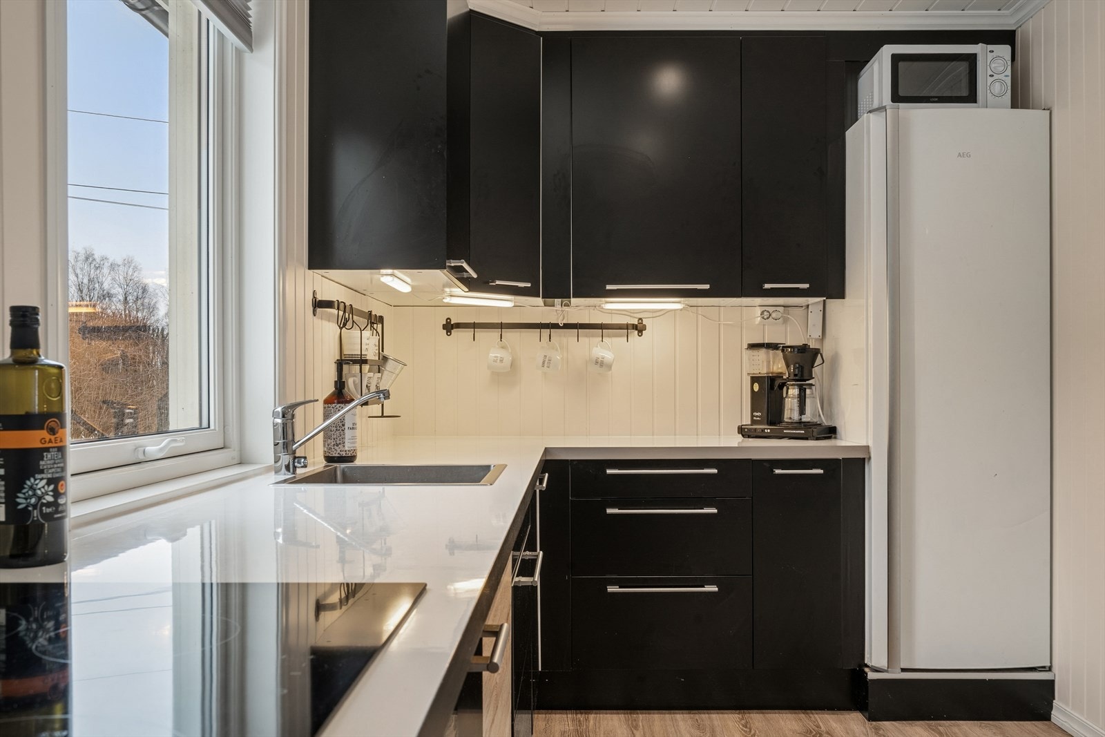 Det er en nedfelt oppvaskkum med ett-greps blandebatteri. Galleribilde