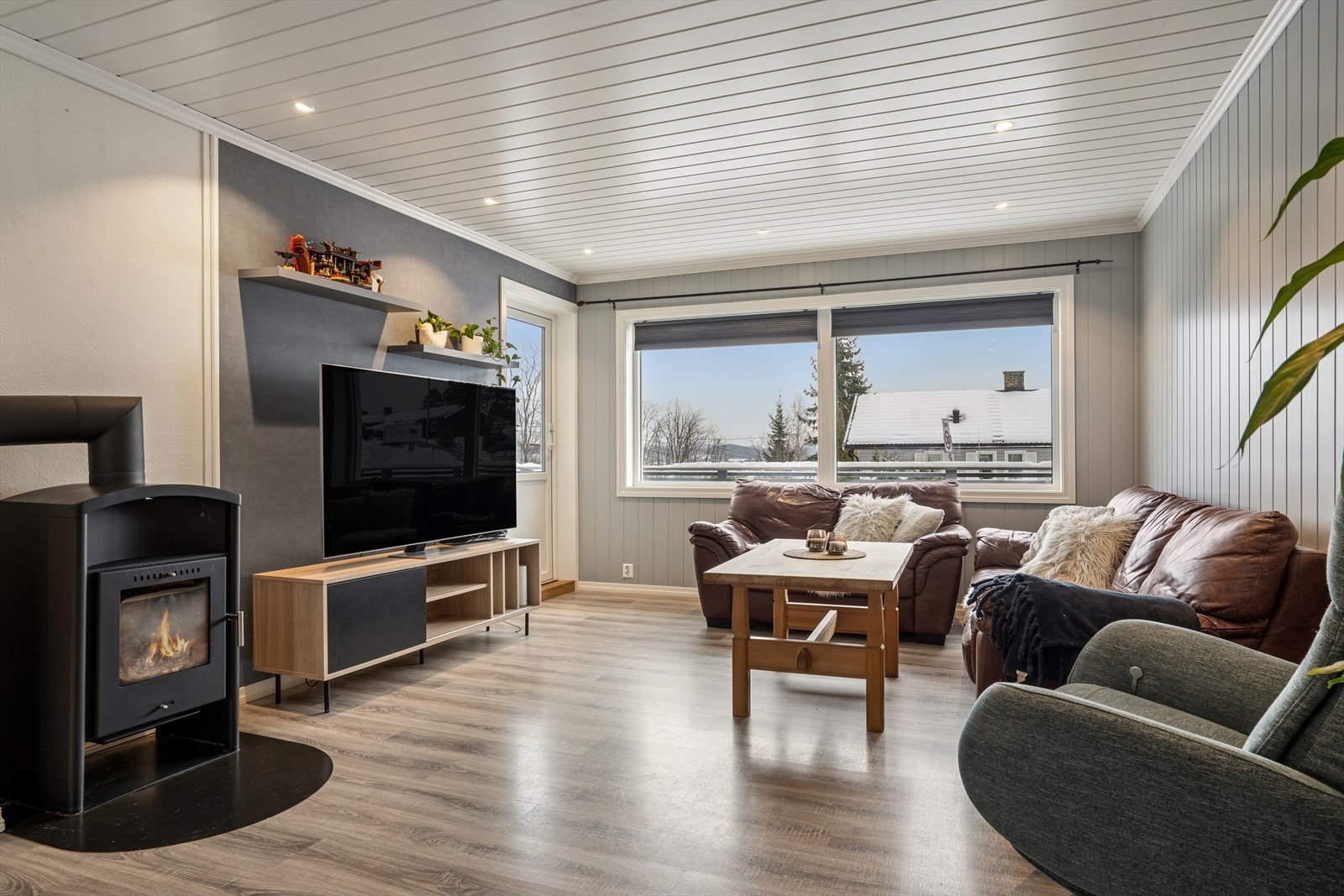 I boligens 1. etasje finner du en delikat og romslig stue som umiddelbart gir en følelse av rom og trivsel. Galleribilde