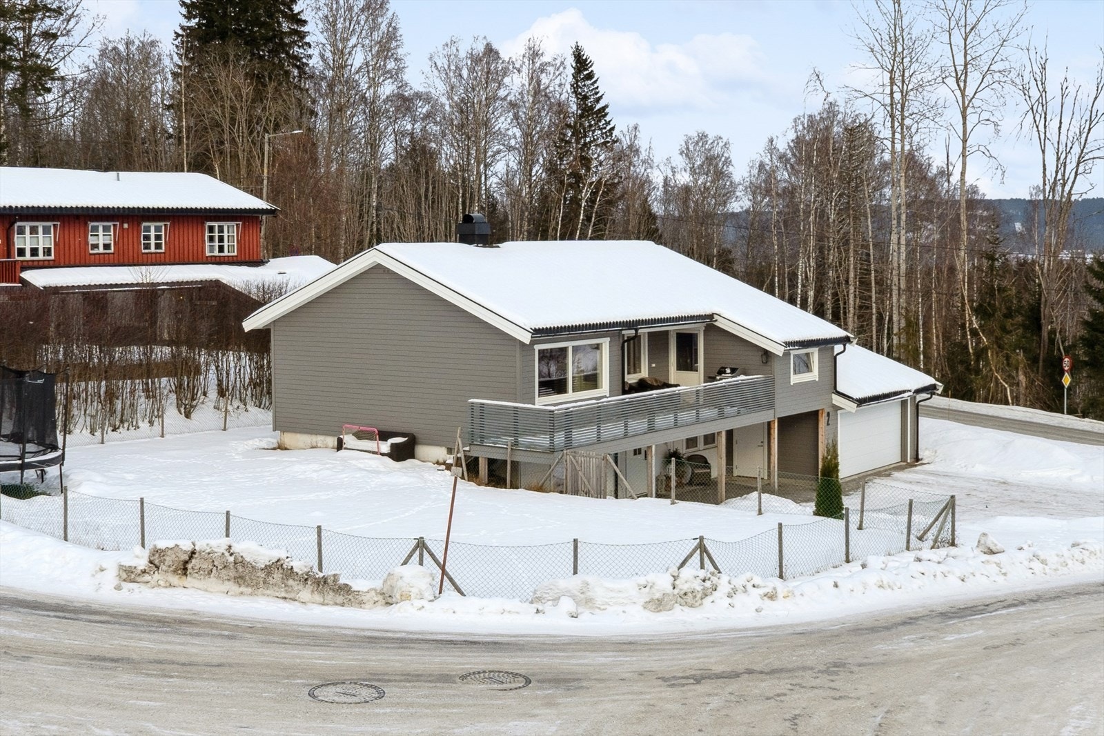 Panel opplyst fra 2020-2023. Galleribilde