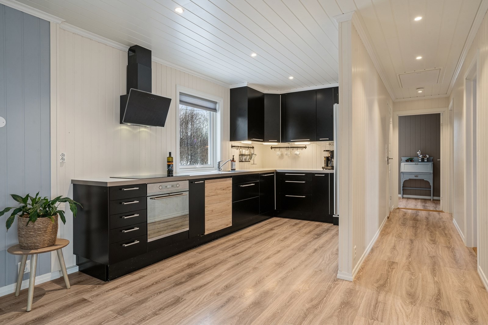 Planløsningen er både funksjonell og sosial, med stuen praktisk plassert i åpen løsning til boligens kjøkken. Dette gir kort vei mellom sonene og lar deg underholde gjestene også mens matlagingen pågår. Galleribilde