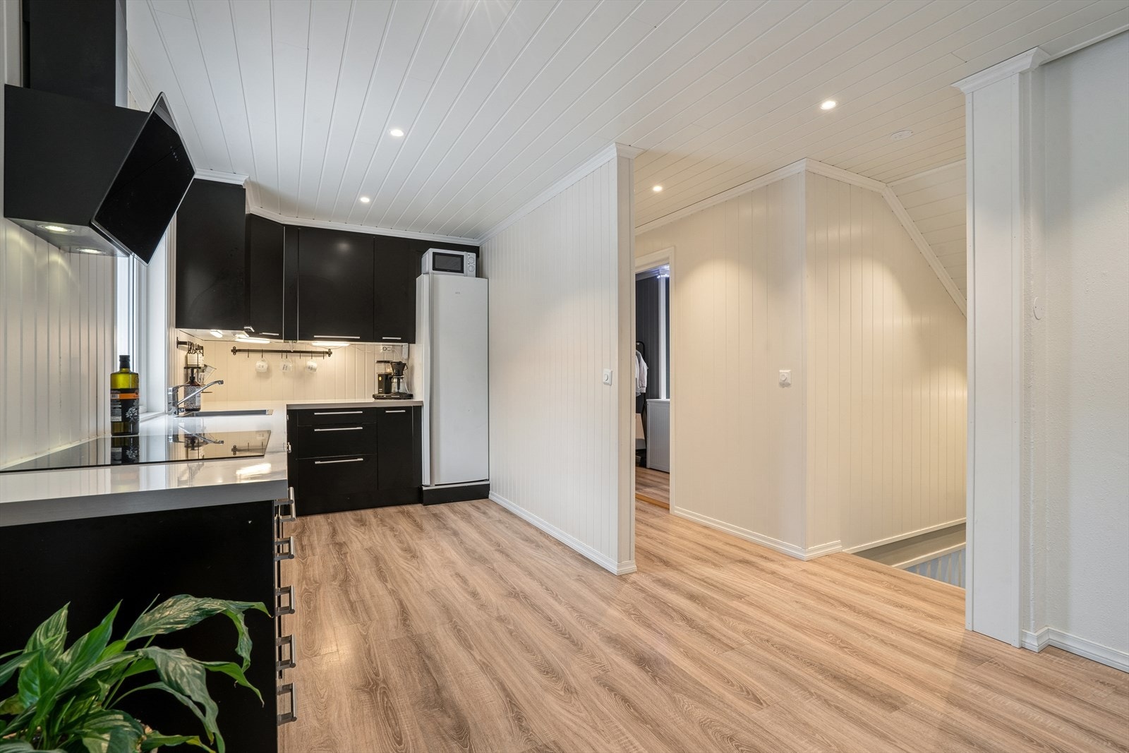 Kjøkken og gang i 1. etasje. Trapp ned til boligens U. etasje fra gang. Galleribilde