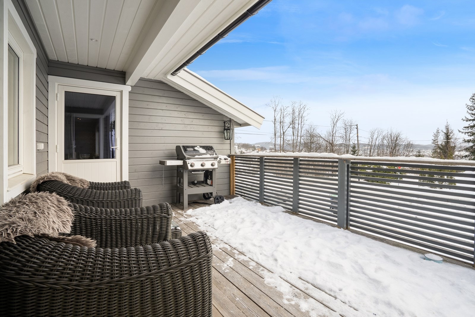 Fra stuen har du direkte utgang til veranda på 25 m², som strekker seg langs boligens ene langside. Galleribilde