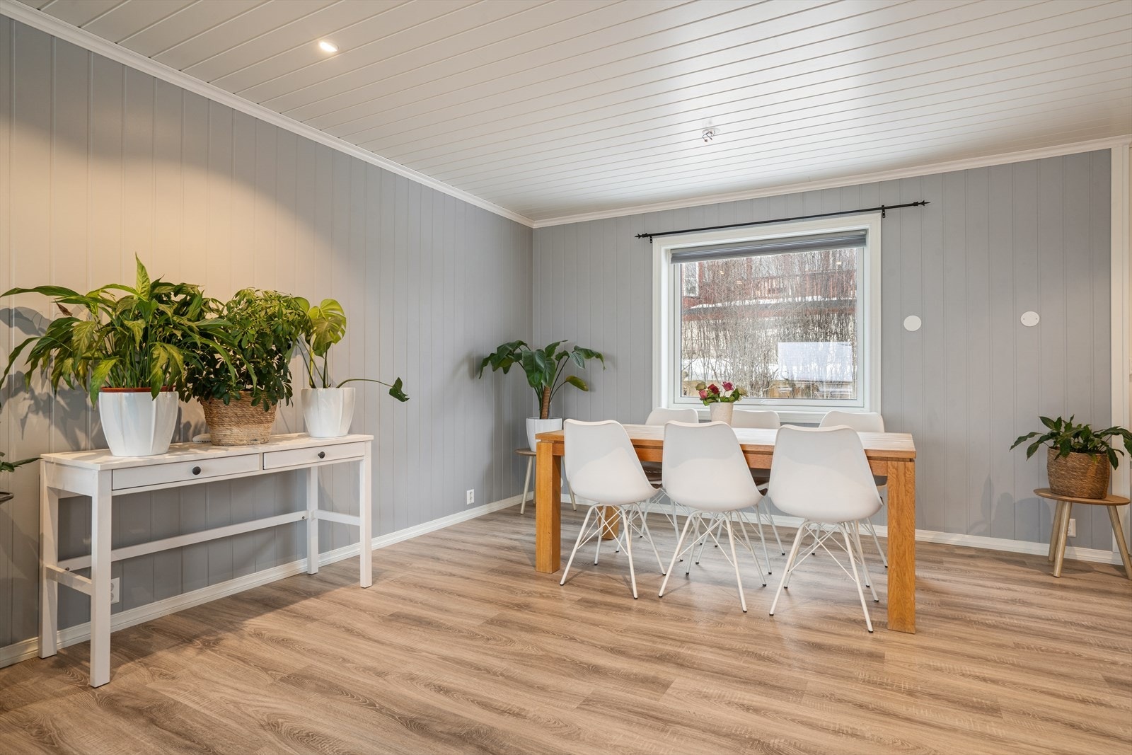 Boligen har gjennomgått betydelig modernisering, inkludert nytt bad i 2022 og kjøkken fra 2010. Galleribilde