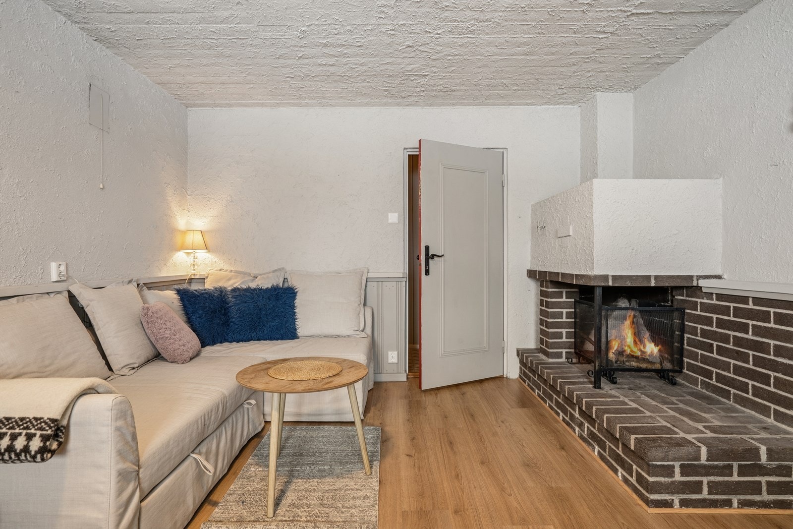 Rom innredet som peisestue. Galleribilde