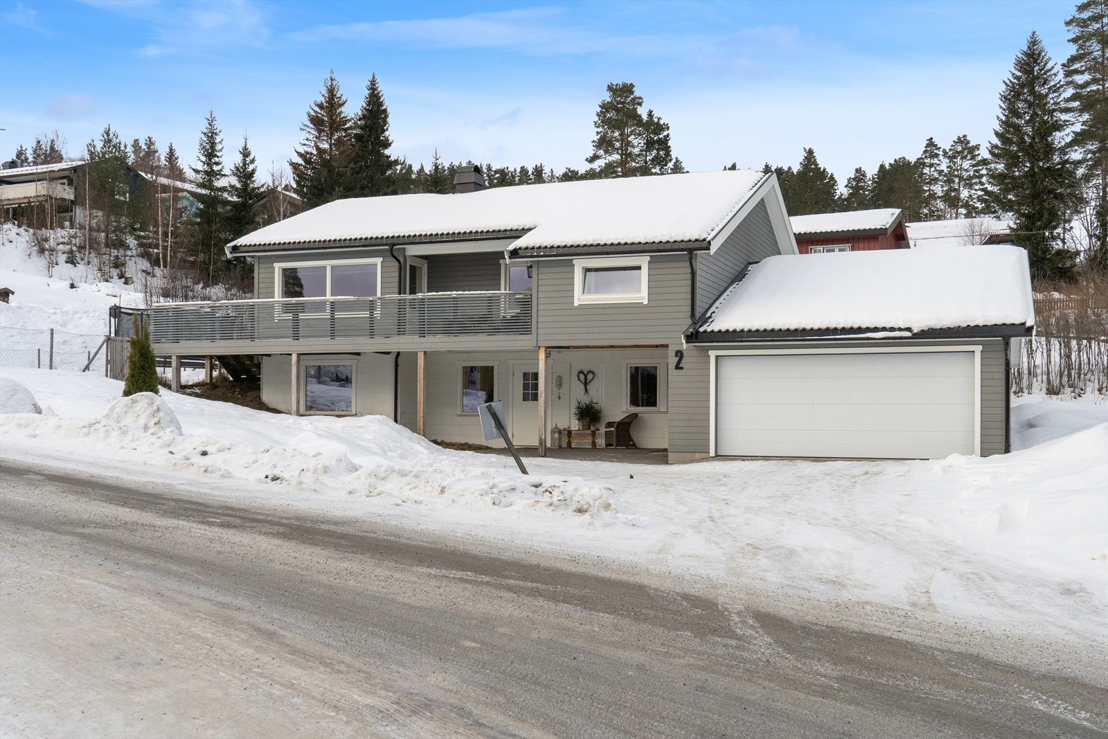 Fasade med tilbygget garasje med plass til 2 biler. (se pkt. ferdigattest). Galleribilde