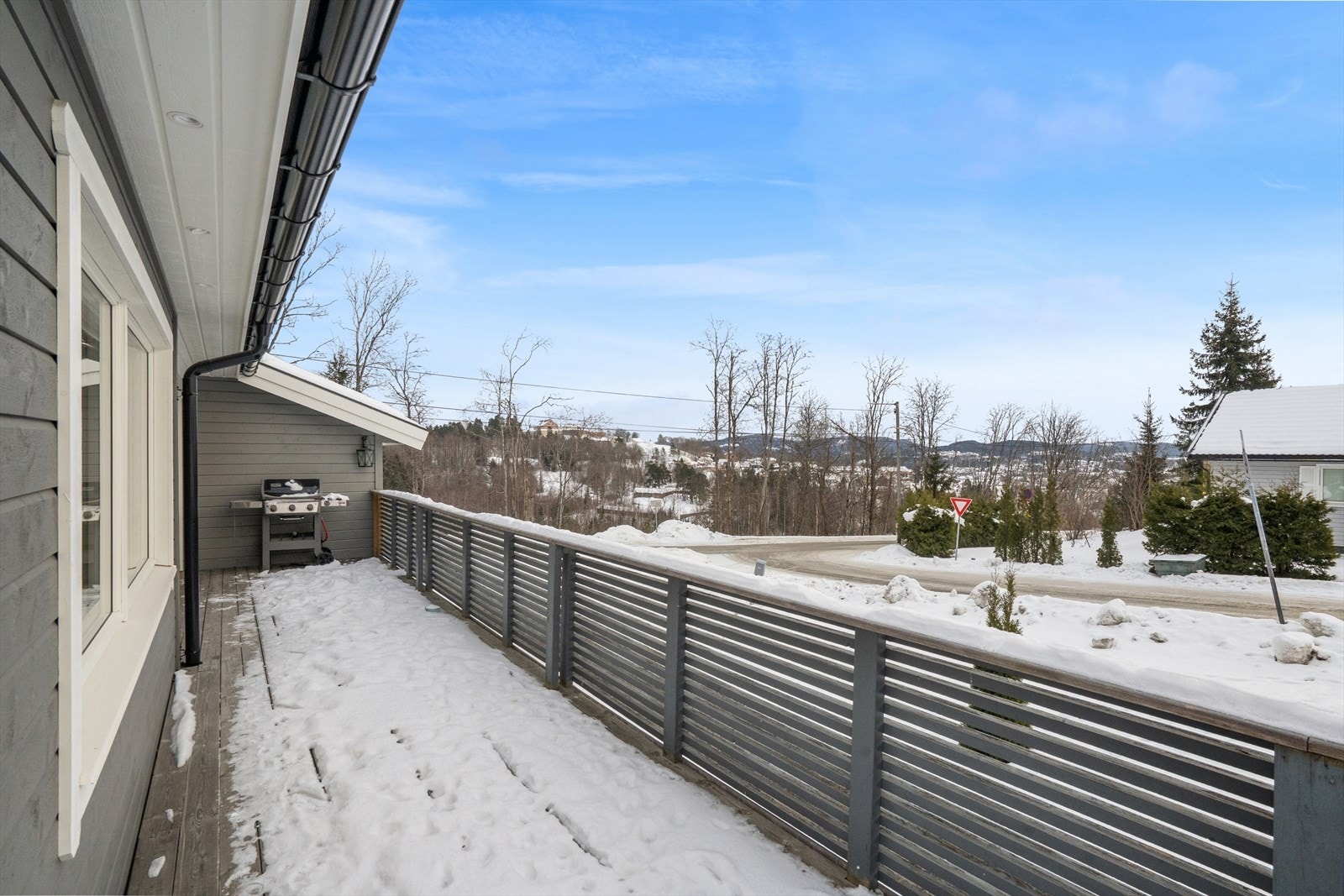 Her får du et uterom med mange muligheter: grillmiddager med venner eller rolige kvelder med frisk luft, i tillegg til flott utsikt mot festningen. Galleribilde