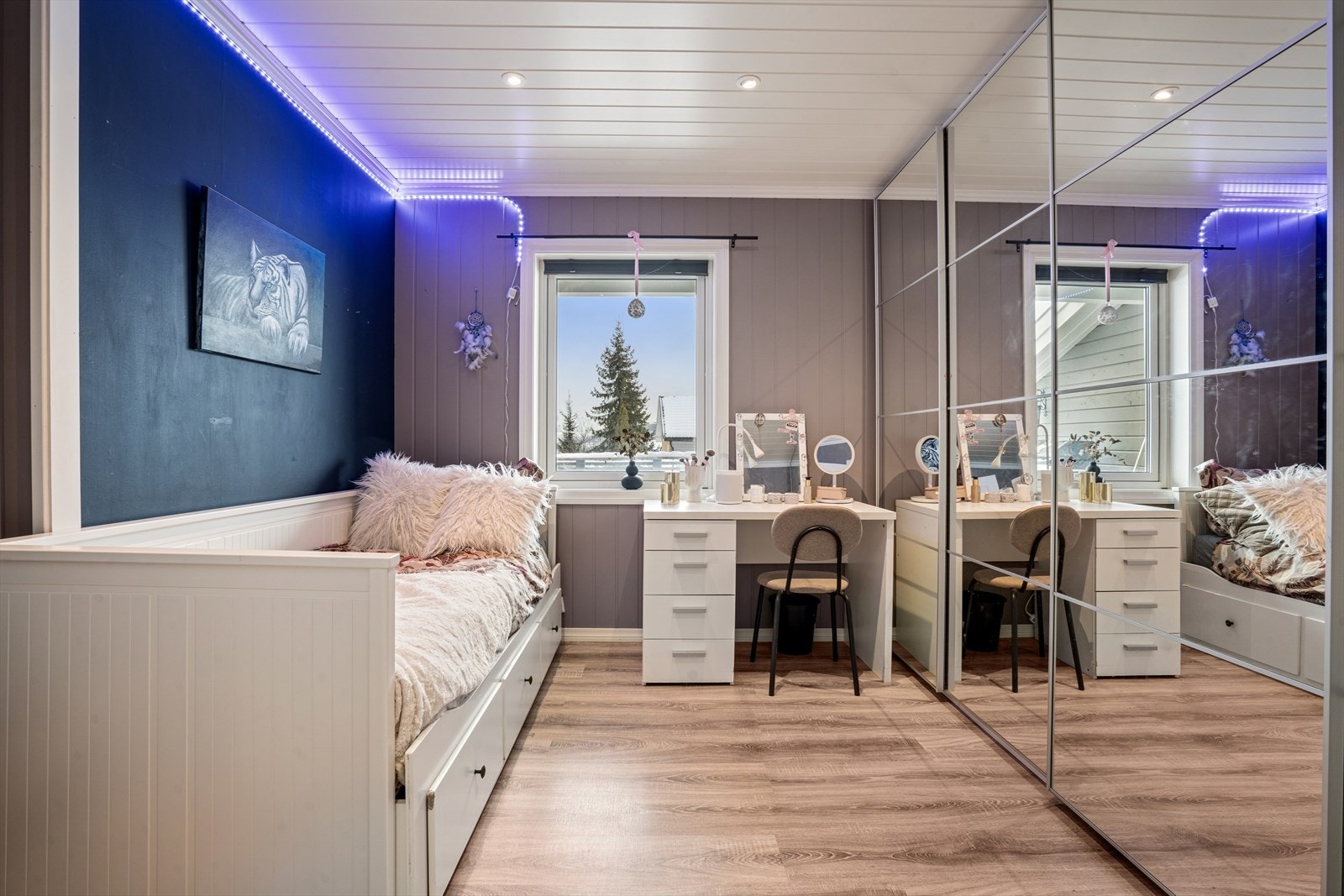 Soverom 2 innredet med en plassbesparende skyvedørsgarderobe som strekker seg langs hele den ene siden av rommet. Galleribilde