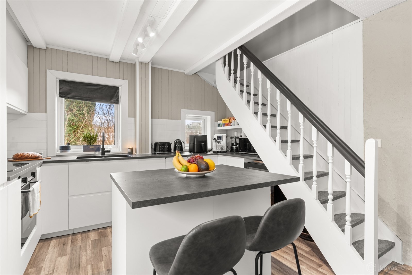 På kjøkkenet er det rikelig med benke- og skapplass. Delvis åpen planløsning gir en sosial og hyggelig atmosfære. Galleribilde