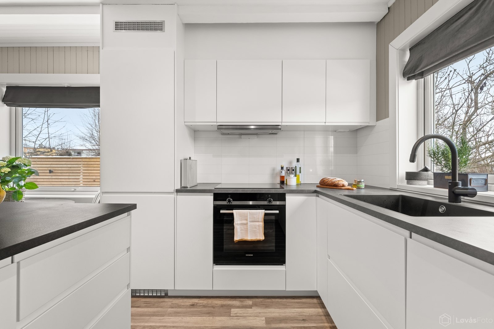 Lekkert og tidløst kjøkken fra 2023 med integrerte hvitevarer. Galleribilde