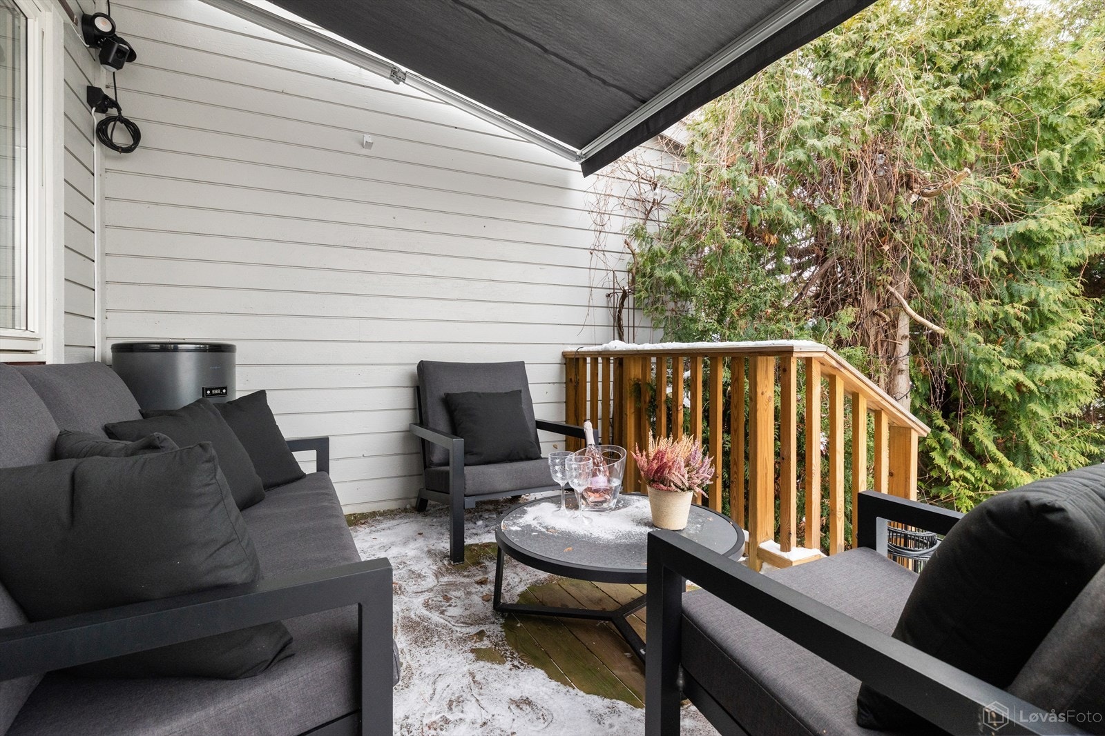 Skjermet og solrik uteplass med god plass til sittegrupper, grill m.m. Delvis overbygget terrasse gir en lun og hyggelig atmosfære. Nyere motorisert terrassemarkise. Galleribilde