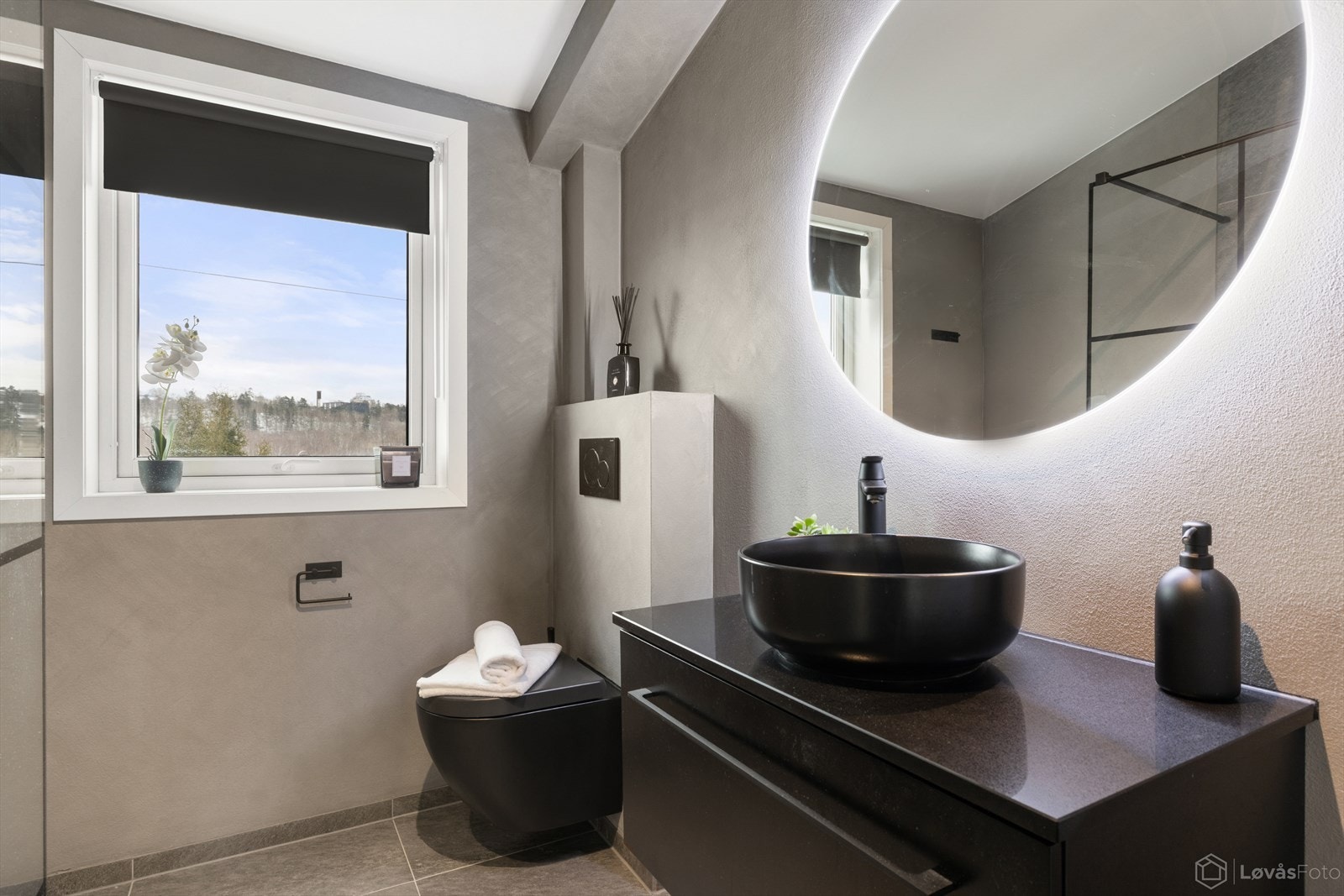 Baderrommet | Delikat bad med lekre detaljer og eksklusive matieralvalg. Galleribilde