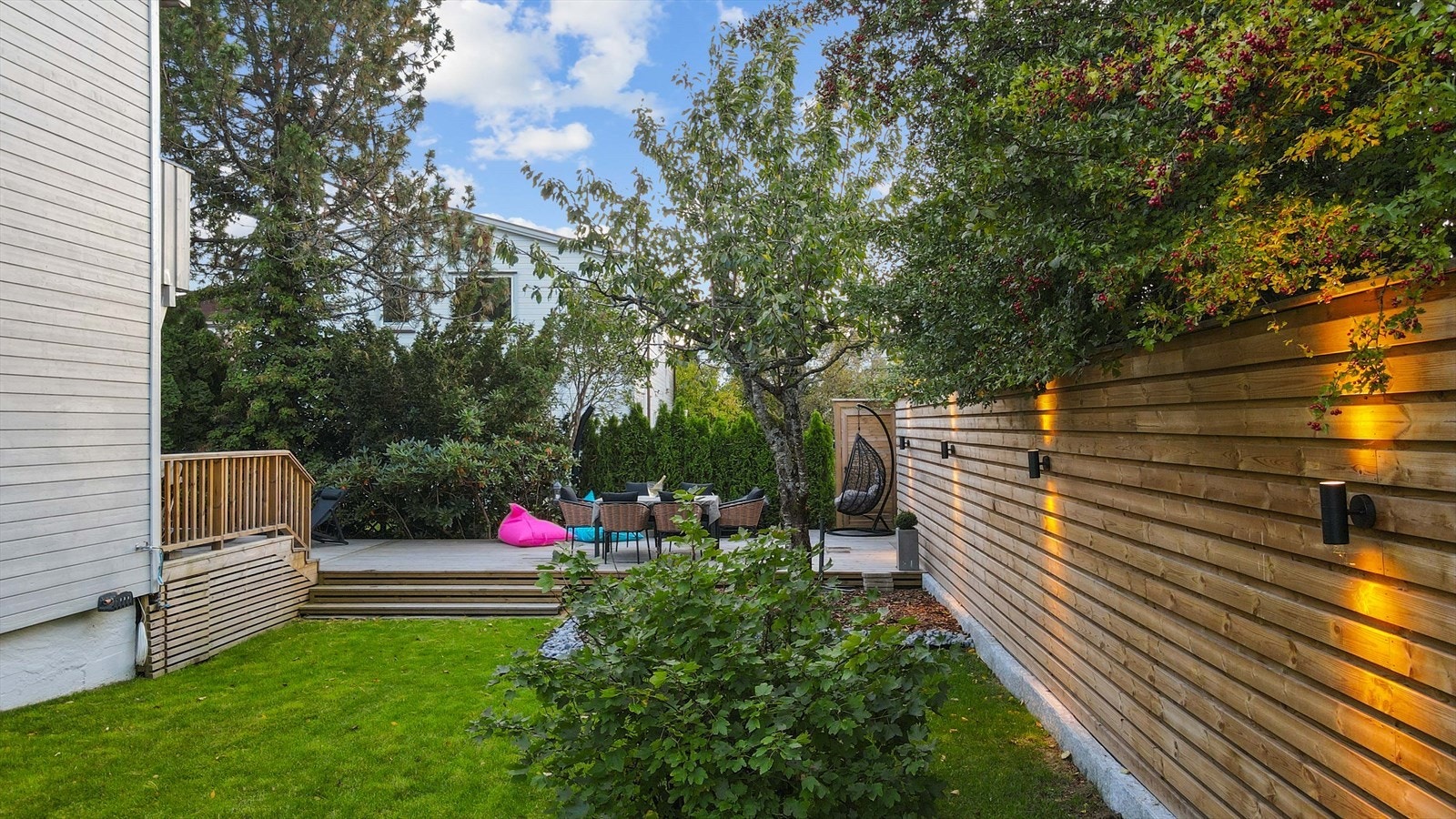 Bilde tatt av selger. Pen, opparbeidet hage. Uteområdet har strøm og belysning. Galleribilde