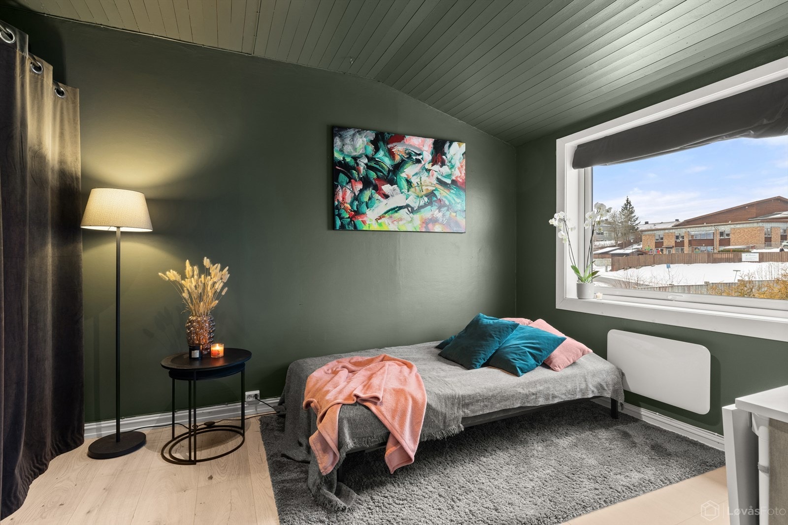 Soverom II | Et hyggelig soverom med plass til både pult, seng og garderobeskap. Galleribilde