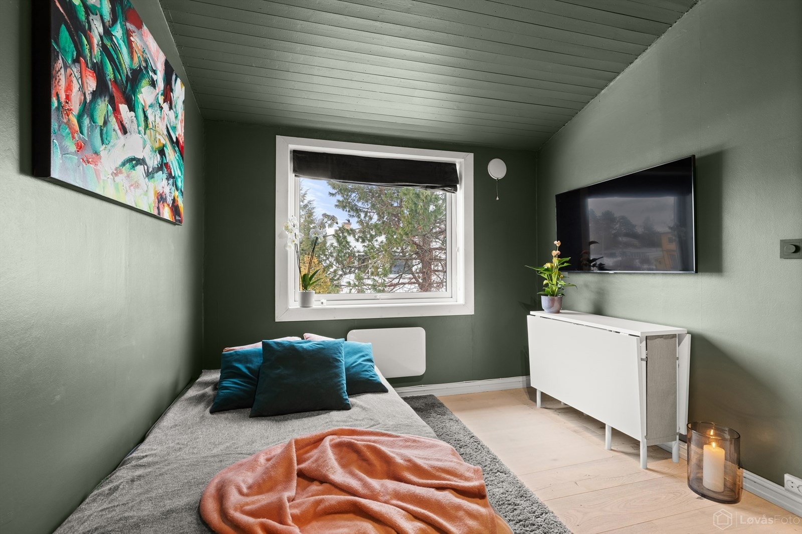 Rommets størrelse gir gode innredningsmuligheter. Rommet passer ypperlig som barnerom, gjesterom eller kontor. Galleribilde