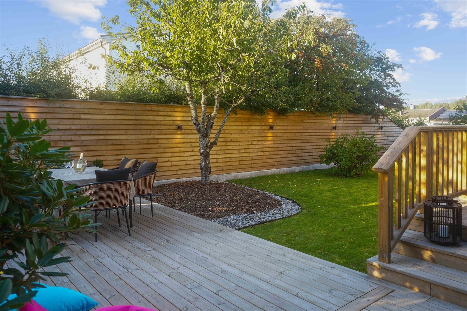 Bilde tatt av selger. Fra stue er det direkte adkomst til vest/sydvestvendt terrasse på hele 73 m² med meget gode solforhold. Her kan sene sommerkvelder nytes. Opparbeidet hage. Galleribilde