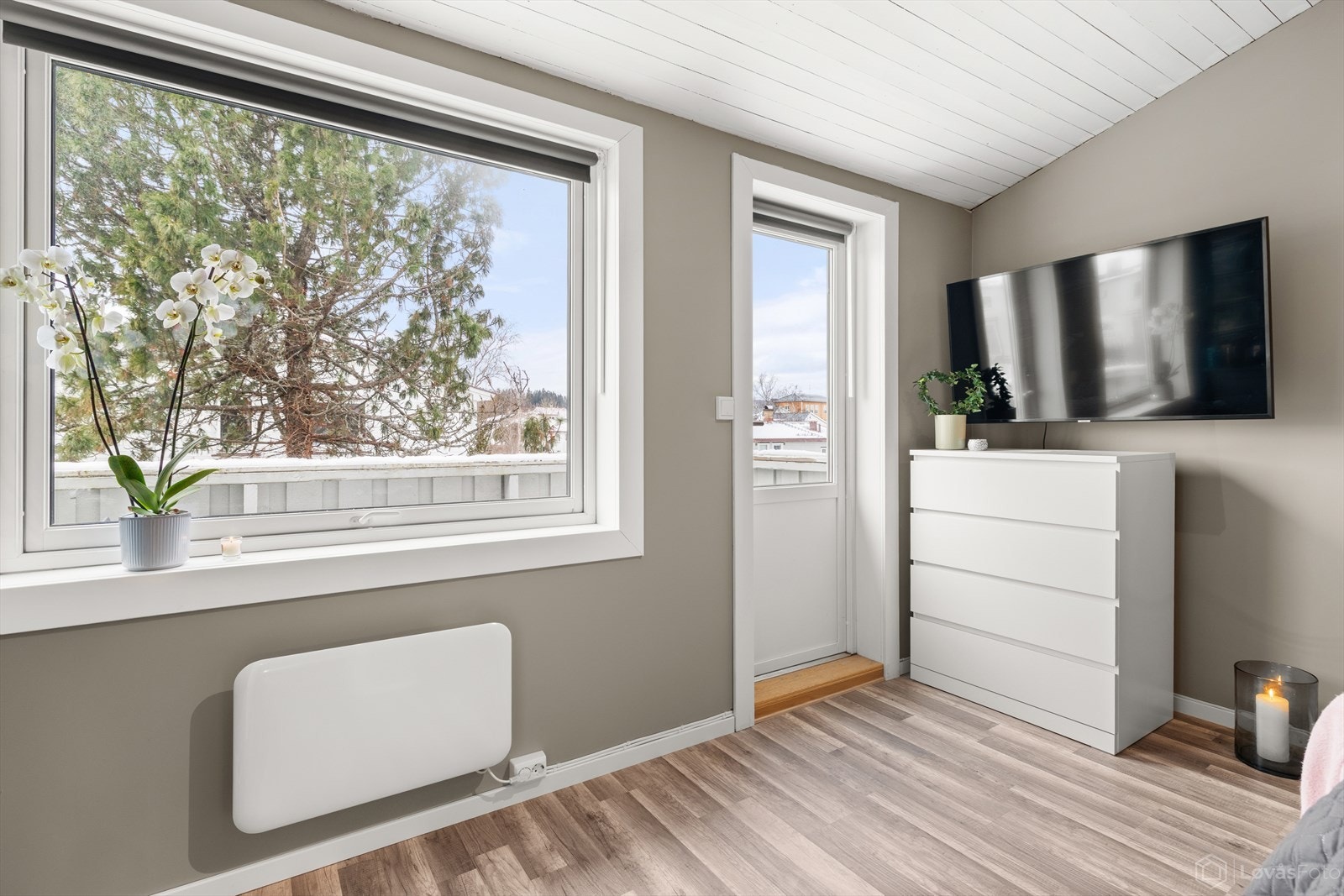 Direkte utgang fra hovedsoverom til vest/sydvestvendt balkong på ca. 5 m². Galleribilde