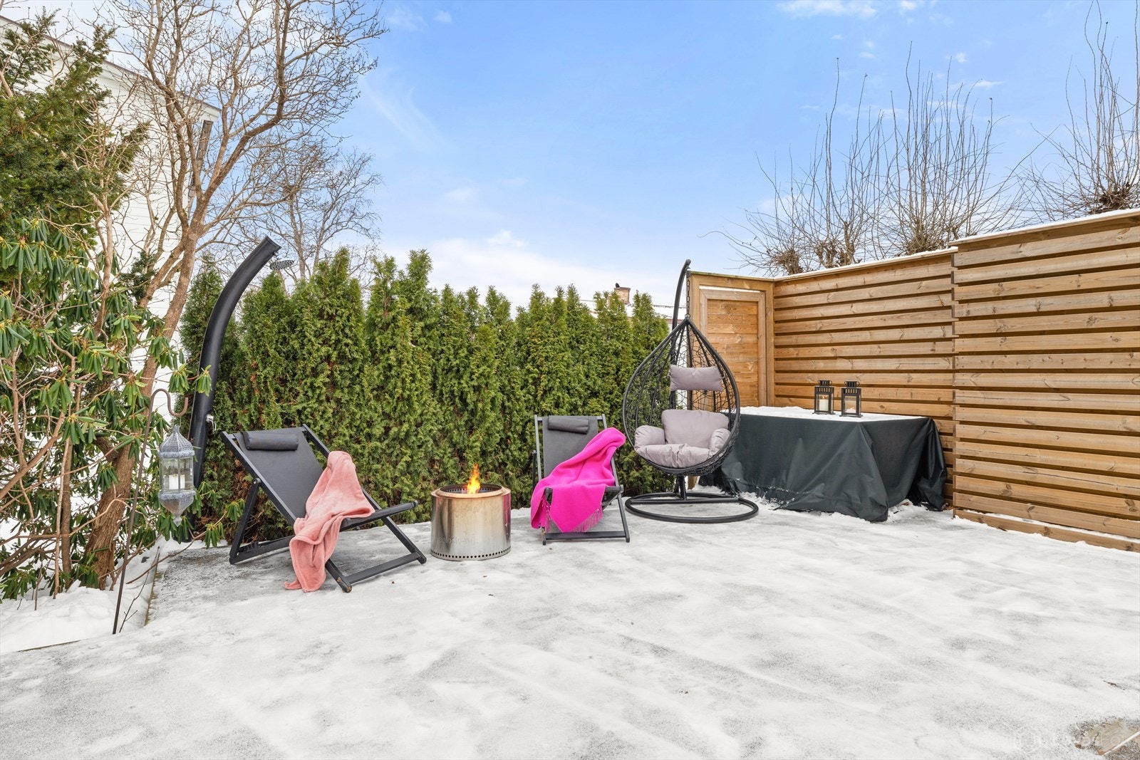 Terrassen er oppført i 2023/2024, og er oppdelt i to nivåer delt med langsgående trapp. Galleribilde