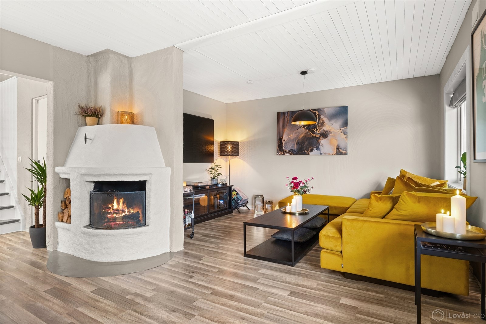 Lys og innbydende stue med god plass til spiseplass, sofagruppe og tv-seksjon. Galleribilde