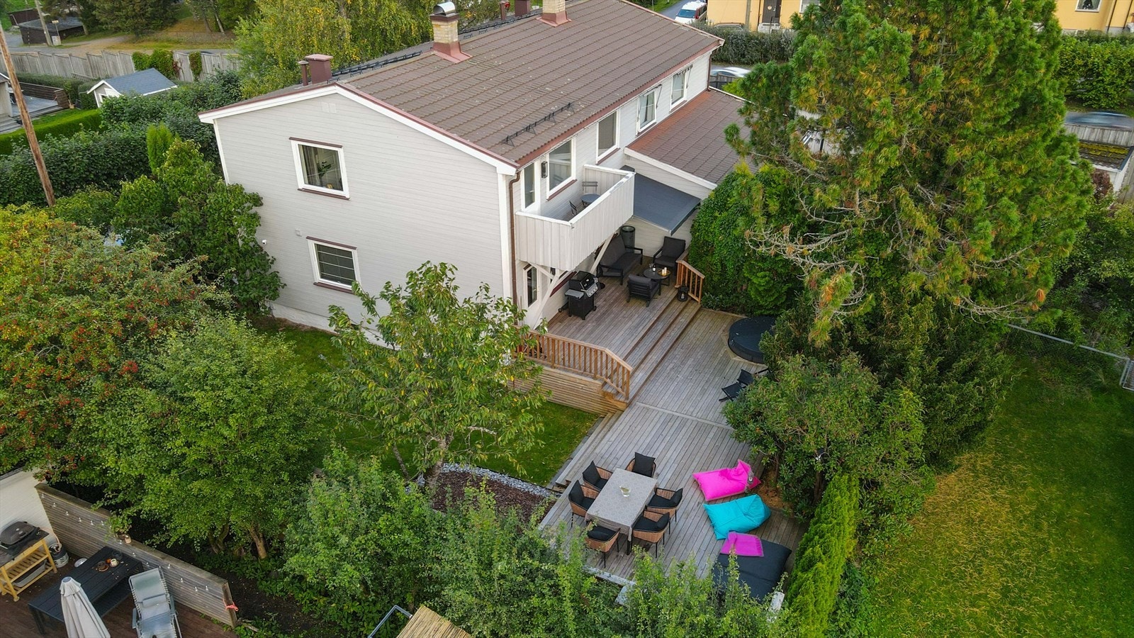 Bilde tatt av selger. Boligen ligger i et meget populært og veletablert boligområde på Abildsø, med et særdeles barnevennlig og godt bomiljø. I umiddelbar nærhet ligger naturperlen Østensjøvannet som byr på flotte tur og rekreasjonsmuligheter. Galleribilde