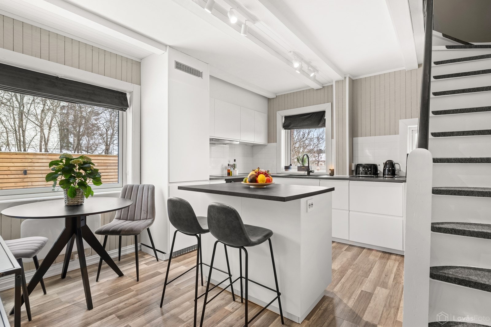 Kjøkkenet har praktisk kjøkkenøy med sitteplasser og oppbevaringsplass. Det er montert vannstoppsystem og komfyrvakt på kjøkkenet. Galleribilde